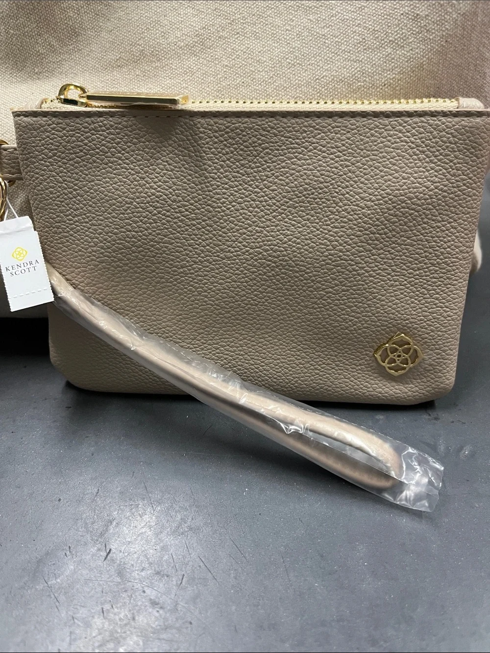 NWT Kendra Scott Taupe Pebbled Faux Leather Wristlet with Gold Accents